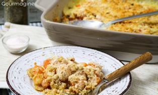 Carrots gratinated with cheese on a decorated plate next to a casserole dish with a carrots casserole