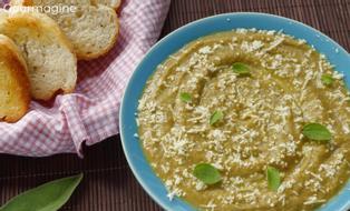 Linsen-Gemüse-Suppe angerichtet in einem Teller und mit einem Brotkorb