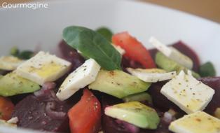 Randen, Avocado, Tomaten und Käse angerichtet als Salat in einer Schüssel