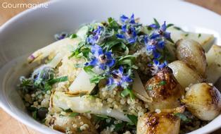 Eine Schüssel gefüllt mit Quinoa und Rübkohl