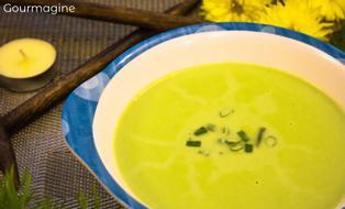 Eine Blumenkohl-Spinat-Suppe in einer weiss-blauen Schüssel angerichtet
