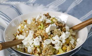 Eine Schüssel gefüllt mit Quinoa, Peperoni und Feta