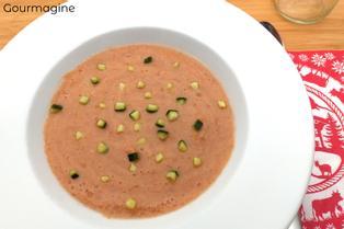 Weisse Schüssel mit rotem Gazpacho aus Schweizer Zutaten hergestellt