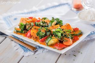 Viereckiger weisser Teller mit rotem Gemüse, Zucchini und Kalettes