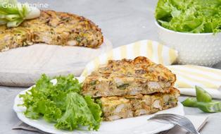 Zwei Stücke Poulet-Lauch-Wähen angerichtet auf einem weissen Teller mit grünen Salatblättern