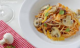 Spaghetti, Pilze, Zwiebeln und Tomatensauce angerichtet auf einem weissen Teller