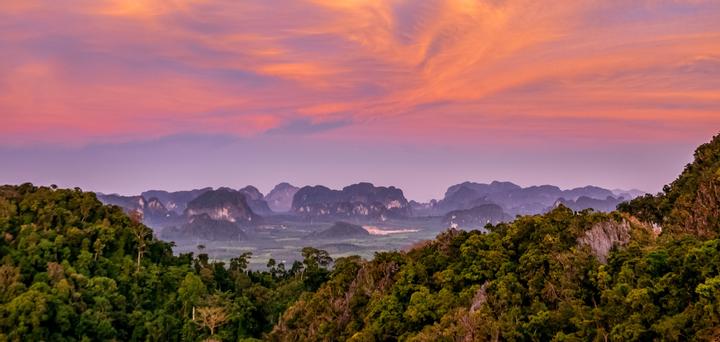 Sonnenaufgang über der Landschaft von Krabi