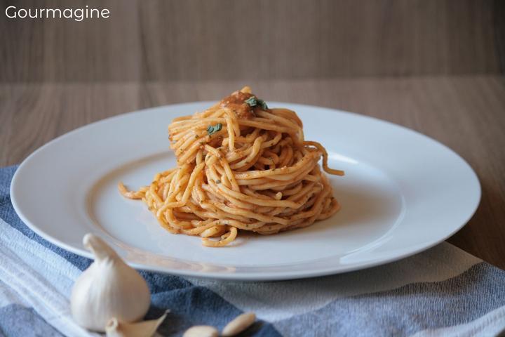 Spaghetti mit Pesto angerichtet auf einem weissen Teller