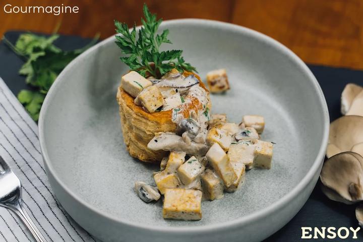 Grauer Teller mit einem Pastetli gefüllt mit einer Pilz-Tofu-Sauce