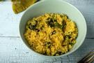 Gekochtes Bulgur und Spinat angerichtet in einer graublauen Schüssel