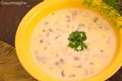 Eine gelbe Schüssel gefüllt mit Pilz-Crème-Suppe